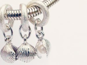 sb3602-schelp-bedels-bead-beads-bedelarmband-armband-zilver-parel-handgemaakt-hanger-bijzonder-strand-herinnering-edelsmid-www.tonvandenhout.nl-goudsmid-origineel-uniek