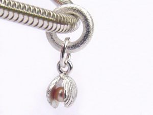 sb3605-bead-beads-bedels-bedelarmband-armband-zilver-parel-schelp-strand-hanger-handgemaakt-edelsmid-www.tonvandenhout.nl-goudsmid-origineel-bijzonder-ketting-bedelketting