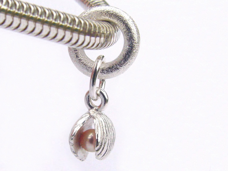 sb3605-bead-beads-bedels-bedelarmband-armband-zilver-parel-schelp-strand-hanger-handgemaakt-edelsmid-www.tonvandenhout.nl-goudsmid-origineel-bijzonder-ketting-bedelketting