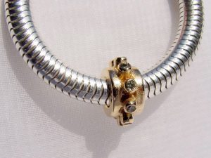 sb4239-bead-beads-bedels-bedelarmband-bedelketting-ketting-armband-goud-handgemaakt-bijzonder-hanger-edelsmid-www.tonvandenhout.nl-goudsmid-juwelier-sieraden-bicolor-steen