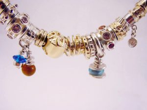 sb6362-beads-bead-bedels-bedelarmband-armband-bicolor-zilver-goud-logo's-sieraden-handgemaakt-smiley-origineel-bijzonder-edelsmid-www.tonvandenhout.nl-goudsmid-roermond-kado