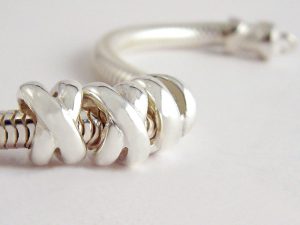 sb6826-beads-bedels-bedelarmband-kusje-kus-handgemaakt-www.tonvandenhout.nl-edelsmid-edelsmeden-roermond-zilver-lief-liefde-love-bijzonder-origineel-sieraden-uniek-ambacht