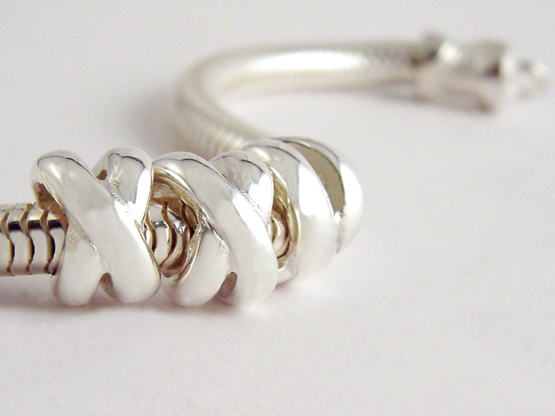 sb6826-beads-bedels-bedelarmband-kusje-kus-handgemaakt-www.tonvandenhout.nl-edelsmid-edelsmeden-roermond-zilver-lief-liefde-love-bijzonder-origineel-sieraden-uniek-ambacht