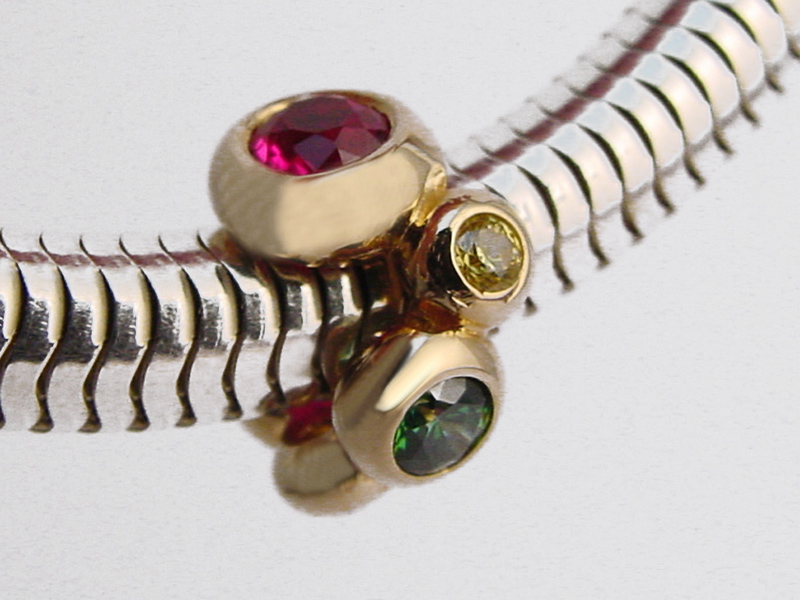 sb7923-bead-goud-handgemaakt-carnaval-edelsmid-edelsmeden-www.tonvandenhout.nl-tvdh-beads-bedels-bedelarmband-armband-sieraden-origineel-rood-geel-groen-vastelaovend-uniek