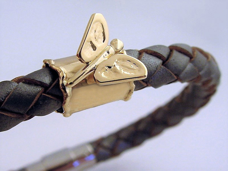 sb8292-vlinder-logo's-leer-armband-goud-herinnering-sieraden-gedenksieraden-www.tonvandenhout.nl-edelsmid-goudsmid-bedels-hanger-bead-origineel-bijzonder-bedelarmband-kado