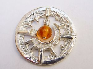 sr1356-roermuntje-munt-zilver-steen-oranje-edelsmid-handgemaakt-goudsmid-www.tonvandenhout.nl-sieraden-roermond-uniek-bijzonder-cadeau-origineel-juwelier-hanger-ontwerp