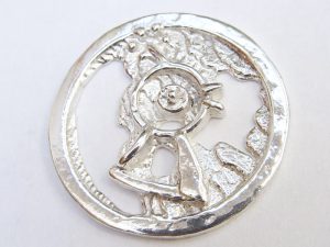 sr1418-vogel-zilver-munt-logo-logo's-sieraden-roermuntje-relatiegeschenk-jubileum-dier-herinnering-edelsmid-goudsmid-handgemaakt-www.tonvandenhout.nl-ambacht-uniek-hanger-embleem