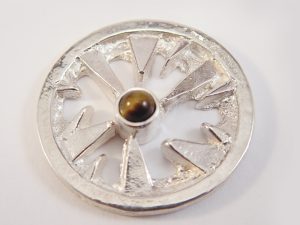 sr1557-roermuntje-steen-bruin-tijgeroog-zilver-munt-handgemaakt-edelsmid-goudsmid-juwelier-origineel-www.tonvandenhout.nl-bijzonder-uniek-sieraden-hanger-munthanger-cadeau