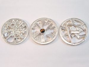 sr1558-bruin-wit-steen-roermuntje-munt-zilver-munthanger-hanger-handgemaakt-origineel-bijzonder-edelsmid-www.tonvandenhout.nl-goudsmid-roermond-sieraden-logo's-uniek-kado