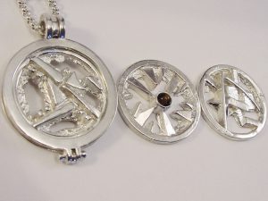 sr1558-roermuntje-steen-bruin-munthouder-munt-zilver-tijgeroog-munthanger-handgemaakt-edelsmid-www.tonvandenhout.nl-goudsmid-sieraden-origineel-bijzonder-roermond-uniek