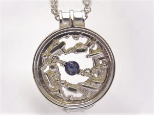 sr1615-roermuntje-munthouder-steen-blauw-zilver-sodaliet-munt-munthanger-handgemaakt-uniek-origineel-edelsmid-www.tonvandenhout.nl-bijzonder-sieraden-juwelier-goudsmid
