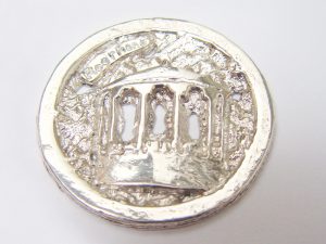 sr1651-kiosk-roermuntje-zilver-munt-roermond-logo's-relatiegeschenk-edelsmid-vandenhout-www.tonvandenhout.nl-sieraden-hanger-goudsmid-juwelier-handgemaakt-cadeau-edelsmeden-kado