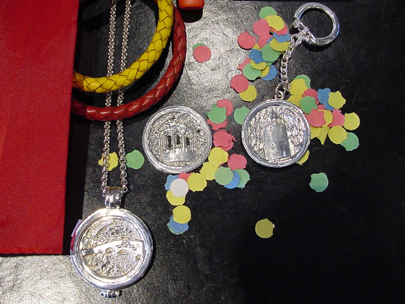 sr2309-carnaval-roermond-remunj-roermuntje-zilver-munt-munthanger-vastelaovend-sleutelhanger-kiosk-rattentoren-edelsmid-www.tonvandenhout.nl-relatiegeschenk-uniek-sieraden-cadeau