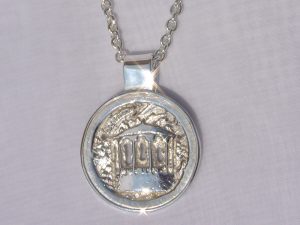 sr239-roermuntje-kiosk-roermond-zilver-ketting-hanger-edelsmid-www.tonvandenhout.nl-goudsmid-handgemaakt-origineel-logo's-jubilaris-relatiegeschenk-kado-bijzonder-sieraden