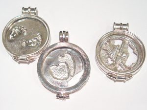 sr5104-roermuntje-zilver-hart-voetjes-edelsmid-handgemaakt-goudsmid-sieraden-hanger-munt-herinnering-aandenken-origineel-bijzonder-uniek-juwelier-roermond-munthanger-logo