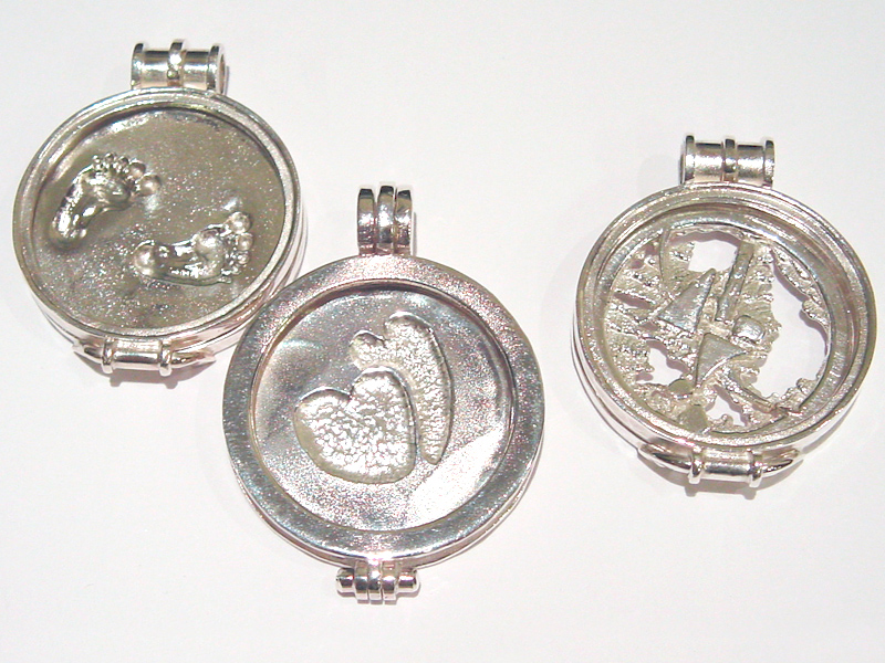 sr5104-roermuntje-zilver-hart-voetjes-edelsmid-handgemaakt-goudsmid-sieraden-hanger-munt-herinnering-aandenken-origineel-bijzonder-uniek-juwelier-roermond-munthanger-logo
