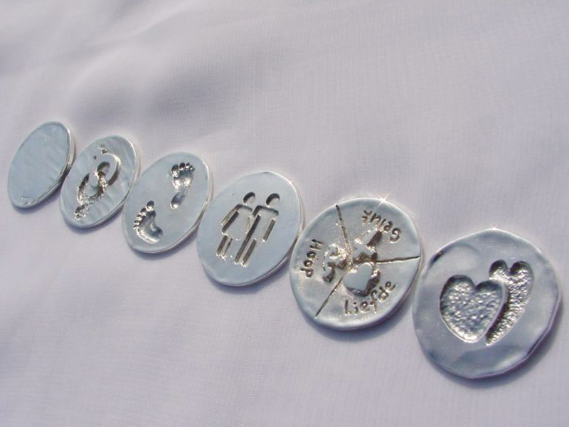 sr5143-zilver-sieraden-munt-roermuntje-hanger-logo's-relatiegeschenk-uniek-edelsmid-handgemaakt-www.tonvandenhout.nl-goudsmid-juwelier-hartje-liefde-lief-geluk-voetjes-voetje-kado