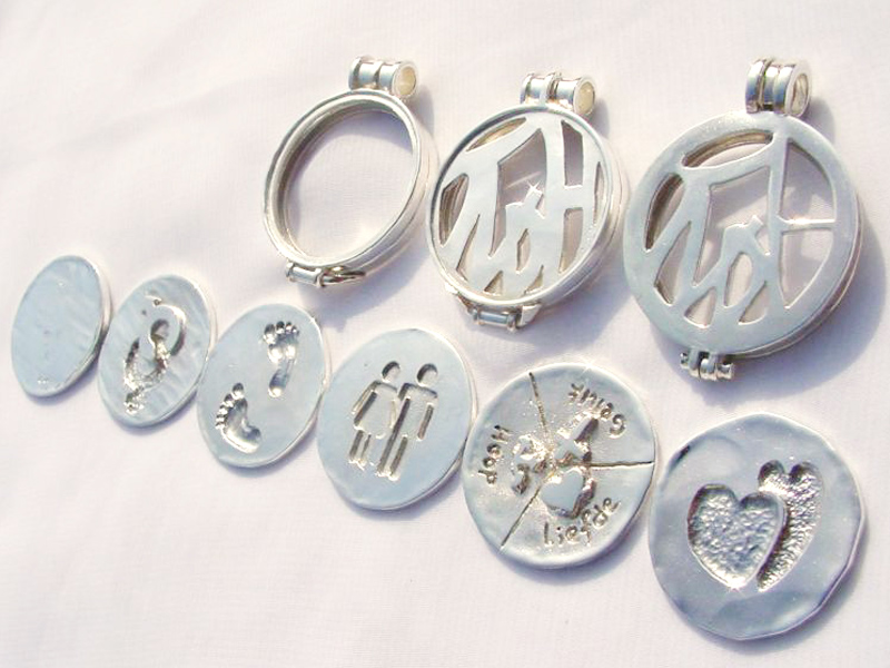 sr5148-roermuntje-munt-munthanger-zilver-logo-logo's-bedrijfslogo-relatiegeschenk-handgemaakt-edelsmid-www.tonvandenhout.nl-goudsmid-origineel-hanger-hartje-jubileum-uniek-sieraad