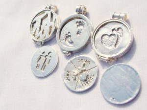 sr5150-roermuntje-zilver-munt-hanger-handgemaakt-bijzonder-hartje-voetjes-geboorte-cadeau-relatiegeschenk-logo's-edelsmid-www.tonvandenhout.nl-geschenk-kado-origineel-hart