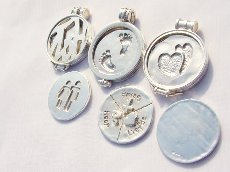 sr5150-roermuntje-zilver-munt-hanger-handgemaakt-bijzonder-hartje-voetjes-geboorte-cadeau-relatiegeschenk-logo's-edelsmid-www.tonvandenhout.nl-geschenk-kado-origineel-hart
