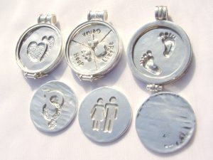 sr5179-zilver-sieraden-munt-hanger-edelsmid-hartje-www.tonvandenhout.nl-logo's-handgemaakt-voetjes-relatiegeschenk-geboorte-cadeau-kado-baby-voetje-herinnering-aandenken