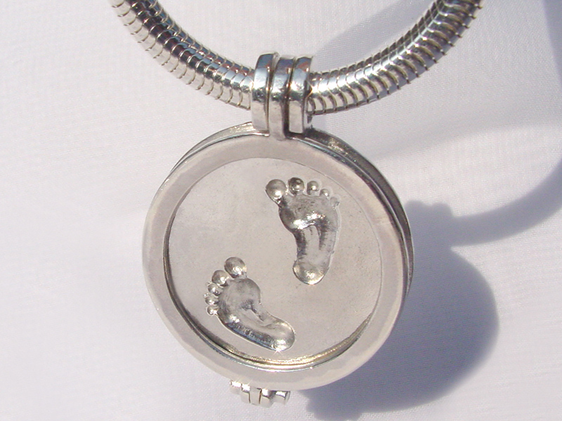 sr5187-voet-voetjes-roermuntje-gedenken-hanger-munthanger-zilver-handgemaakt-edelsmid-www.tonvandenhout.nl-herinnering-aandenken-geboorte-baby-verlies-roermond-sieraden