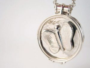 sr5755-vingerafdruk-vlinder-roermuntje-gedenksieraad-gedenken-edelsmid-zilver-www.tonvandenhout.nl-handgemaakt-hanger-munt-goudsmid-sieraden-herinnering-aandenken-sieraad