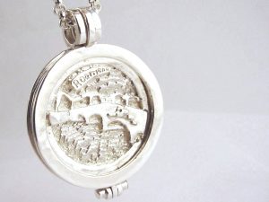 sr6593-zilver-munt-munthanger-roermuntje-roermond-handgemaakt-brug-stenen-edelsmid-www.tonvandenhout.nl-logo-logo's-relatiegeschenk-bedrijfslogo-origineel-ontwerp-maatwerk-sieraad