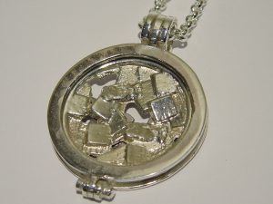 sr7085-roermuntje-zilver-hanger-munt-handgemaakt-edelsmid-juwelier-goudsmid-origineel-bijzonder-www.tonvandenhout.nl-sieraden-munthanger-roermond-uniek-herinnering-cadeau