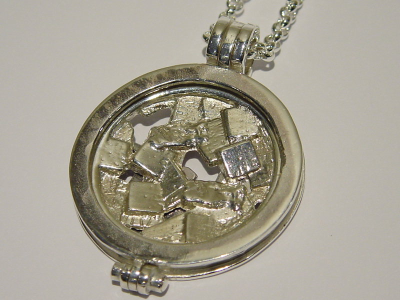 sr7085-roermuntje-zilver-hanger-munt-handgemaakt-edelsmid-juwelier-goudsmid-origineel-bijzonder-www.tonvandenhout.nl-sieraden-munthanger-roermond-uniek-herinnering-cadeau