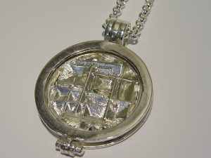 sr7089-roermuntje-zilver-hanger-munt-handgemaakt-edelsmid-www.tonvandenhout.nl-goudsmid-juwelier-origineel-bijzonder-uniek-cadeau-kado-geschenk-munthanger-sieraden-sieraad