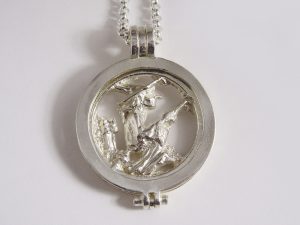 sr7385-munt-zilver-heks-logo-logo's-relatiegeschenk-sieraden-edelsmid-www.tonvandenhout.nl-goudsmid-juwelier-munthanger-roermuntje-roermond-jubileum-jubilaris-kado-cadeau-hanger