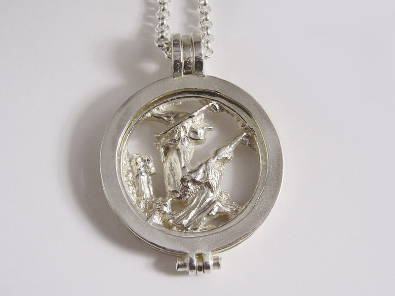 sr7385-munt-zilver-heks-logo-logo's-relatiegeschenk-sieraden-edelsmid-www.tonvandenhout.nl-goudsmid-juwelier-munthanger-roermuntje-roermond-jubileum-jubilaris-kado-cadeau-hanger
