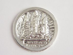 sr7437-roermuntje-munsterkerk-zilver-munt-kerk-logo-logo's-relatiegeschenk-roermond-jubileum-jubilaris-sieraden-edelsmid-goudsmid-www.tonvandenhout.nl-juwelier-herinnering-hanger