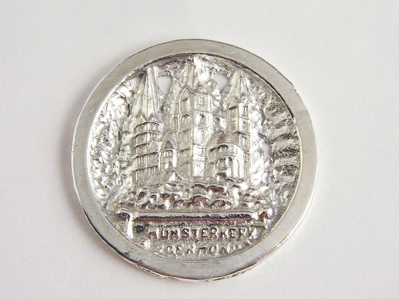 sr7437-roermuntje-munsterkerk-zilver-munt-kerk-logo-logo's-relatiegeschenk-roermond-jubileum-jubilaris-sieraden-edelsmid-goudsmid-www.tonvandenhout.nl-juwelier-herinnering-hanger