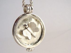 sr7555-roermuntje-vlinder-vingerafdruk-gedenken-hanger-zilver-herinnering-munthanger-sieraden-edelsmid-www.tonvandenhout.nl-goudsmid-juwelier-roermond-vlindertje-verlies