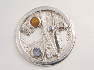 sr8709-roermuntje-steen-zilver-munt-handgemaakt-uniek-bijzonder-origineel-edelsmid-www.tonvandenhout.nl-edelsmeden-hanger-goudsmid-juwelier-sieraden-herinnering-blauw-roze-kado