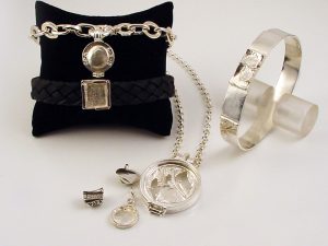 sr8820-vingerafdruk-roermuntje-as-gedenken-assieraad-urn-sieraden-www.tonvandenhout.nl-herinnering-herinneren-handgemaakt-edelsmid-armband-leer-hart-hanger-zilver-bedels