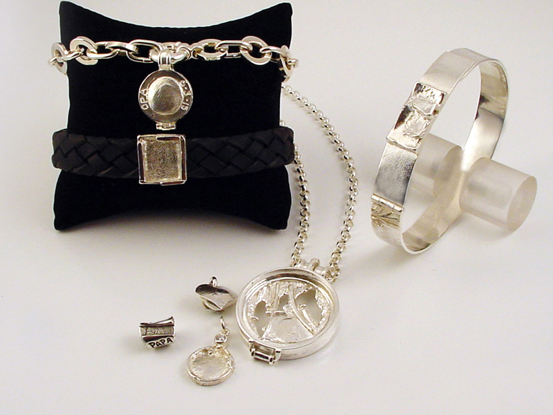 sr8820-vingerafdruk-roermuntje-as-gedenken-assieraad-urn-sieraden-www.tonvandenhout.nl-herinnering-herinneren-handgemaakt-edelsmid-armband-leer-hart-hanger-zilver-bedels