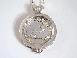sr8881-roermuntje-gedenken-vogel-zilver-hanger-dier-edelsmid-goudsmid-www.tonvandenhout.nl-origineel-bijzonder-munt-herinnering-aandenken-herinneren-uniek-sieraden-munt