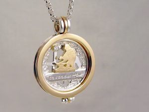 sr9097-sieraden-bicolor-goud-zilver-relatiegeschenk-jubileum-jubilaris-edelsmid-handgemaakt-logo-logo's-www.tonvandenhout.nl-smid-briljant-roermuntje-hanger-munt-herinnering-tekst