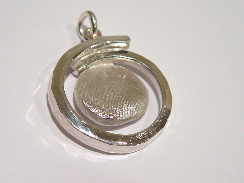 sg4996-assieraden-assieraad-urn-sieraden-gedenken-vingerafdruk-hanger-www.tonvandenhout.nl-edelsmid-goudsmid-aandenken-handgemaakt-zilver-as-herinnering