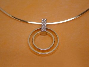 sg5753-aandenken-2-trouwringen-hanger-gedenken-gedenksieraad-gedenksieraden-briljant-edelsmid-www.tonvandenhout.nl-herinnering-rouw-collier-sieraden-uniek-origineel-goud
