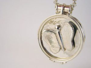 sg5755-vingerafdruk-vlinder-roermuntje-gedenksieraden-herinneringssieraden-gedenken-edelsmid-zilver-www.tonvandenhout.nl-handgemaakt-hanger-munt-goudsmid