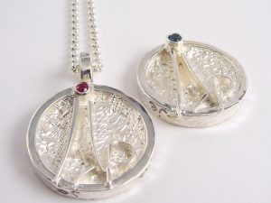 sg6996-huwelijk-roermuntje-naam-robijn-zilver-bijzonder-handgemaakt-edelsmid-goudsmid-sieraden-www.tonvandenhout.nl-logo-logo's-relatiegeschenk-uniek-herinnering-hanger-juwelier