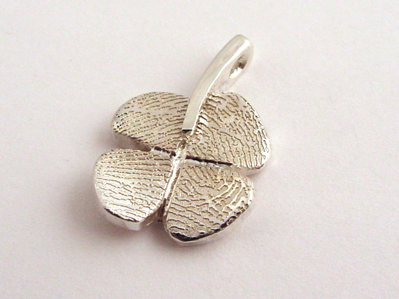 sg8759-klavertje-gedenksieraden-gedenken-gedenksieraad-vingerafdruk-laser-aandenken-herinnering-www.tonvandenhout.nl-edelsmid-edelsmeden-goudsmid-zilver-sieraden-hanger