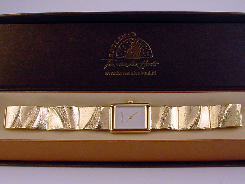 sh9415-horloge-horloges-horlogeband-armband-uurwerk-handgemaakt-goud-schakel-edelsmid-www.tonvandenhout.nl-goudsmid-juwelier-roermond-origineel-uniek-bijzonder-sieraden