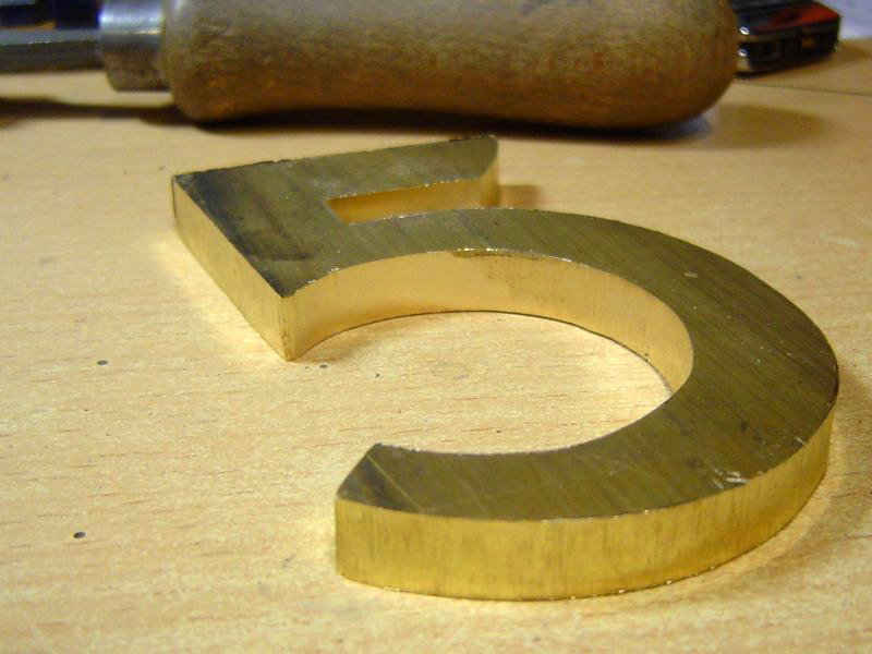 sl3924-verzetsmonument-roermond-5-edelsmid-handgemaakt-www.tonvandenhout.nl-edelsmeden-hout-geschenk-relatiegeschenk-nummer-messing-beeld-logo-logo's-origineel-bijzonder