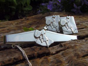 sl4294-manchetknopen-dasspeld-manchetknoop-relatiegeschenk-relatiegeschenken-handgemaakt-edelsmid-www.tonvandenhout.nl-logospeld-logosieraad-dasschuif-sieraden-zilver-logo