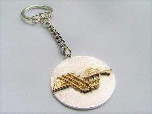 sl4300-sleutelhanger-bicolor-goud-zilver-handgemaakt-edelsmid-goudsmid-logo-logo's-www.tonvandenhout.nl-relatiegeschenk-bedrijfslogo-jubileum-origineel-herinneringen-uniek